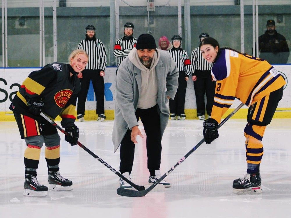 Corrie Mas, coach of Saskatchewan Rogers, runs a festive confrontation before a match on January 5 from Saskatchean Junior Hockey inside the center of the subscribers between Priyana Westman from Regeina rebel (left) and McKinab from Lumsin Linux.