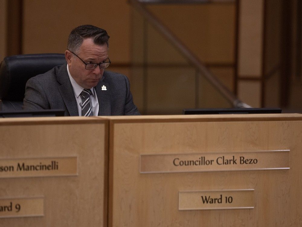 Fresh attempts from Regina city councillors to cancel electric buses and the new Indoor Aquatic Facility fell short of success this week.