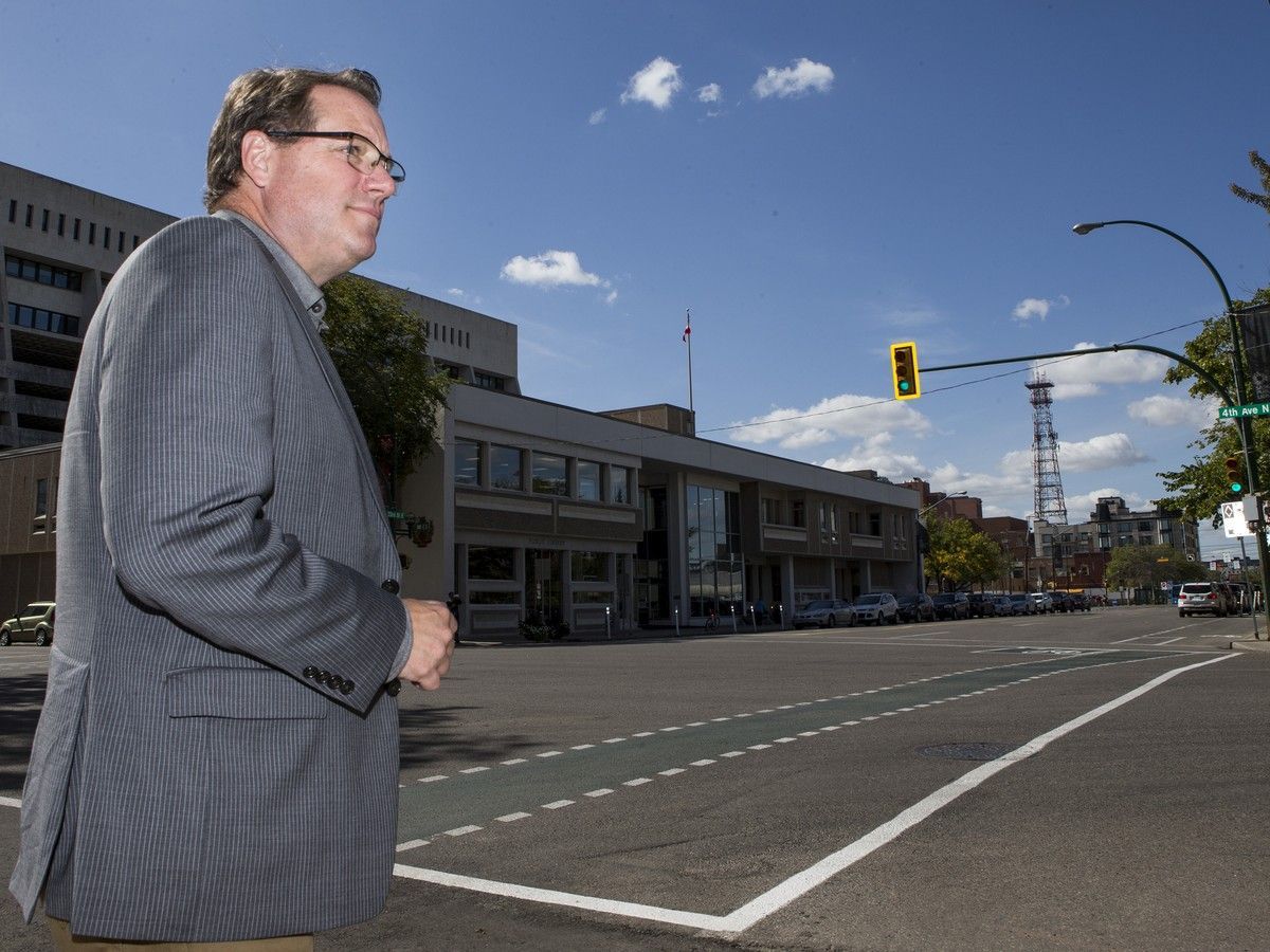 Hospitality Saskatchewan's CEO said teens as young as 14 should be able to carry prepared drinks to, and clear leftover drinks from, tables.