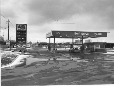 Gas Rite service station shows gas at 40.5 cents a litre, 1988. (London Free Press files)