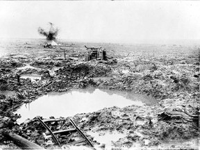 Tank in badly shelled mud area, Battle of Passchendaele
Library and Archives Canada
