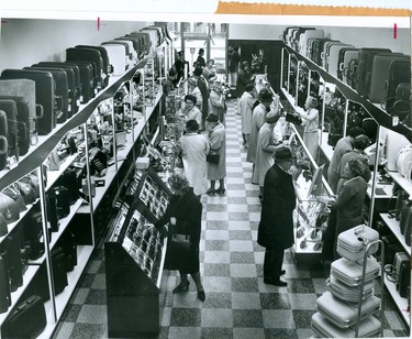 Shoppers lined up for reopening of London Leather Goods at 200 Dundas Street, 1963. (London Free Press files)