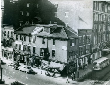 United Cigar Store at the corner of Richmond and Dundas, 1954. (London Free Press files)