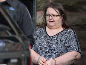 Elizabeth Wettlaufer is escorted by police from courthouse in Woodstock. (File photo)