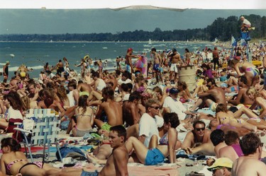 Grand Bend crowded with sun seekers for the last summer holiday weekend, 1990. (London Free Press files)