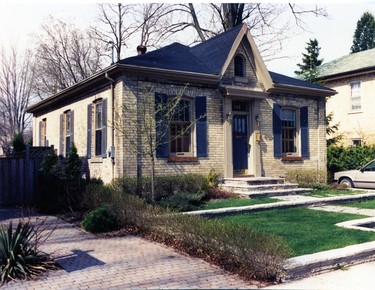 White brick Ontario cottage style house at 148 Sydenham Street built in 1869. (London Free Press files, 1991)