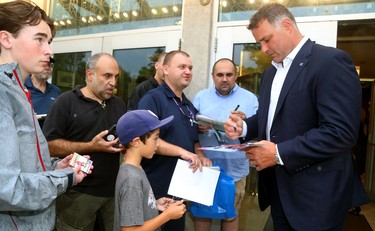 Eric Lindros  signs autographs as he arrived for Logan Couture's All in for Brain Research charity casino night at Centennial Hall in London, Thursday.  Mike Hensen/The London Free Press/Postmedia Network