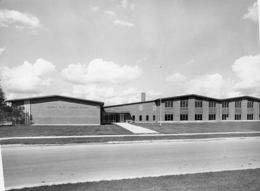 Nelson Park Public School in east London, new $400,000 school contains eigh classrooms, two kindergartens, industrial arts room, home economics room, general purpose room and library, 1966. (London Free Press files)