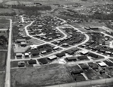 Aerial of Pond Mills Road (left), third phase of Glen Cairn subdivision, 1971. (London Free Press files)