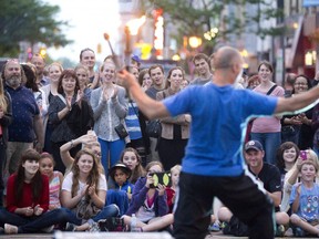 A street performer gets a round of applause from an appreciative audience during Nuit Blanche on Dundas Street in London, 2015. (File photo)