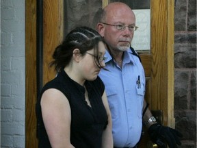 Terri-Lynne McClintic is taken out of Woodstock court in handcuffs on May 20, 2009. (Free Press file photo)