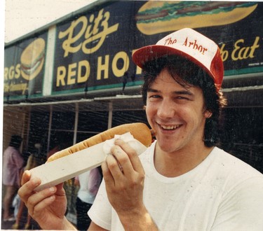 Tony Schneider Jr., operates the Arbor, Erie Beach's popular hotdog emporium in Port Dover, 1988. (London Free Press files)