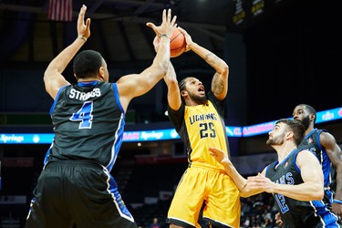 London's Jelan Kendrick tries to shoot over Kitchener's Justin Strings(L) and Greg Morrow during the first half of the Lightning NBL game against the Kitchener Titans in London, Ontario, Friday,  December 21, 2018.
The London Free Press/ Geoff Robins