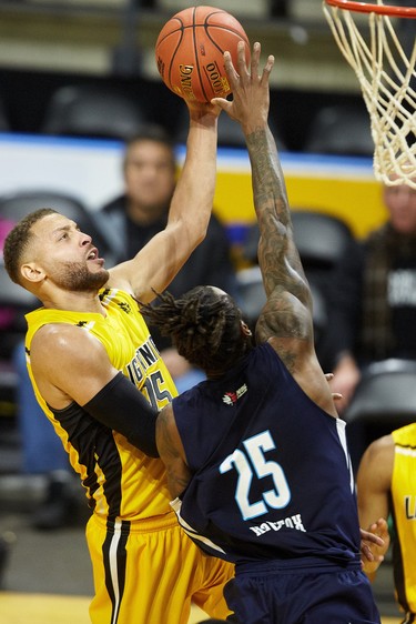 London's Garrett Williamson drives to the basket as Halifax's Gabe Freeman goes in for the block during the second quarter of the NBL match between the Lightning and the Halifax Hurricanes in London Ontario, Thursday, December 20, 2018. (GEOFF ROBINS, Special to The London Free Press)