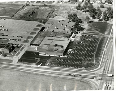 Oxbury Plaza looking southwest, parking area along Oxford Street at Highbury Avenue, Postal services left, 1974. (London Free Press files)