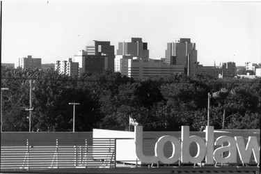 Loblaws at Commissioners and Wharncliffe looks towards downtown, 1991. (London Free Press files)