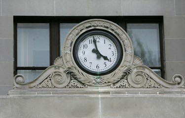 London Life entrance on Dufferin Avenue, across from Victoria Park. (London Free Press files)