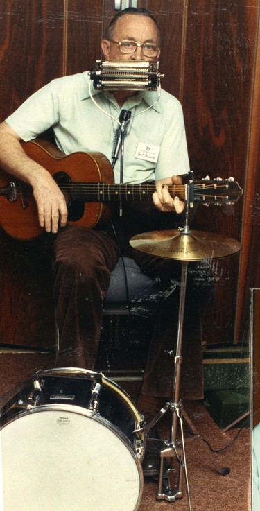 Bert Ferwerda plays his one man show at Extendicare nursing homme, 1988. (London Free Press files)