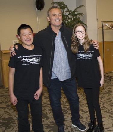 Cameron O'Connor and Emma Dee have their photo taken with former Toronto Blue Jays manager John Gibbons during the We're All Stars meet and greet portion of the London Sports Celebrity Dinner and Auction. (Derek Ruttan/The London Free Press)