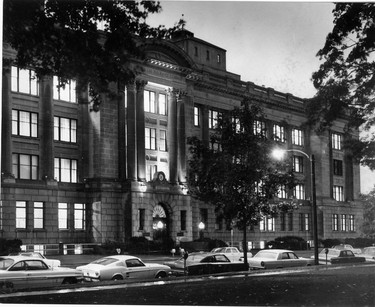 London Life, 255 Dufferin head office, located beside Victoria Park since 1927. The complex was built in stages, the seven story structure in the middle of the block was added in 1951, the west portion along Dufferin Ave. in 1953 and the remaining part of the complex along QUeen's Ave. was completed in 1965, 1967. (London Free Press files)