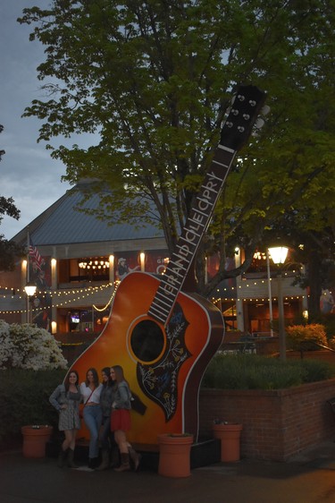 Country music fans pose by a giant acoustic guitar before entering the Grand Ole’ Opry at Opryland, a 20-minute drive from downtown Nashville. (WAYNE NEWTON photo)