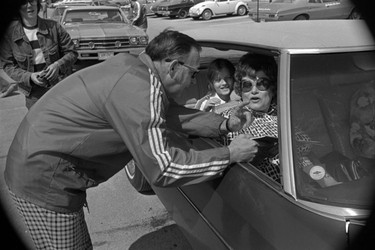 Bob Howe gives Shirley Taylor on Shunpiker tour directions.
Mother's Day, Shunpiker Mystery Tour, 1974. (London Free Press files, Weldon Archives)