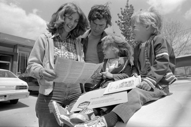 Greta Soan and family read Shunpiker map. Mother's Day, Shunpiker Mystery Tour, 1979. (London Free Press files, Weldon Archives)