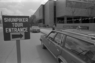 Cars line up in front of The London Free Press on York Street for the Mother's Day, Shunpiker Mystery Tour, 1981. (London Free Press files, Weldon Archives)