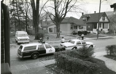 Canada Trust at Elmwood & Wortley was robbed, customer service manager was held hostage, police cordon off Langarth Street where he was held, 1989. (London Free Press files)