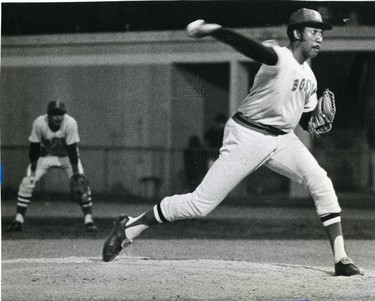 Fergie Jenkins, Boston Red Sox, pitches against Detroit Tigers, 1976. (London Free Press files)