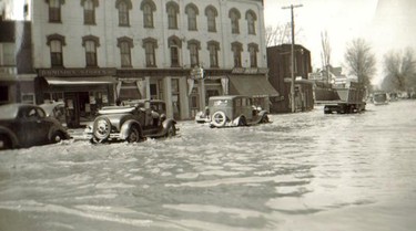 Flooding on Thames Street in 1947