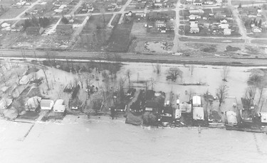 Apr.4/1987-Flood water surround lake front homes in Belle River Sunday morning.(Windsor Star-Handout) HISTORIC  USED ONLINE ORG XMIT: POS2013041106323582