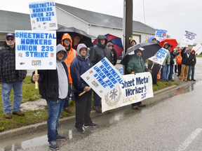 Sheet metal workers in Sarnia went on strike this week to protest proposed changes to a decades-old relationship between contractors and workers. Similar protests were held this week in Toronto, Hamilton, London, and Windsor. LOUIS PIN/THE OBSERVER