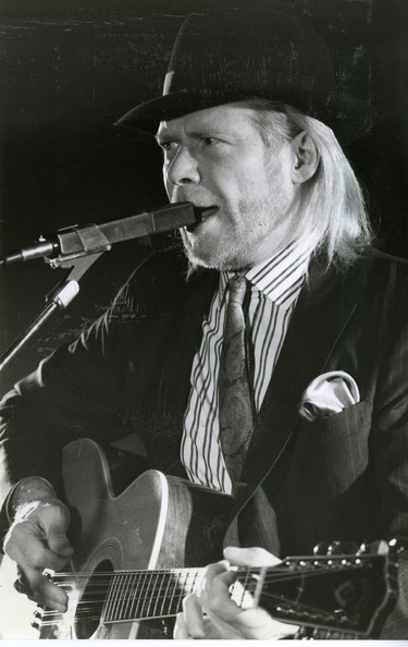 Legendary British bluessmith Long John Baldry performs at Hard Times, 1987. (London Free Press files)