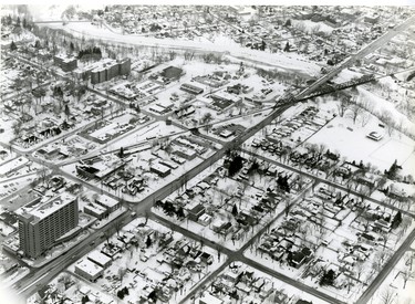 Aerial Oxford Street bridge, looking west, 1980. (London Free Press files)