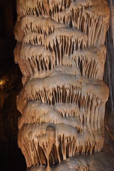 An explosion of stalactites (hanging down) and stalagmites (protruding from the cave floor) greet visitors to Luray Caverns, Virginia. Guided tours of the fascinating 2. 4 km trek take about an hour winding through narrow passages and enormous cathedral- sized rooms.
BARBARA TAYLOR The London Free Press
Luray Caverns, Virginia
June 2019

June 2019