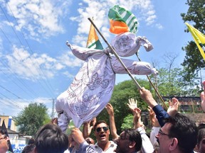 Pakistani Kashmiri hold an effigy of Indian Prime Minister Narendra Modi during a protest in Muzaffarabad, the capital of Pakistan-controlled Kashmir, on August 8, 2019. - Pakistan will not resort to military action in a row with nuclear arch-rival India over Kashmir, its foreign minister said on August 8, as tensions soared over New Delhi's decision to tighten its grip on the disputed region. (Photo by SAJJAD QAYYUM / AFP)