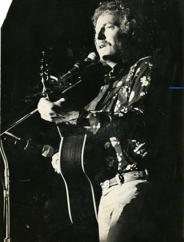 Gordon Lightfoot performs at ALumni Hall, 1975. (London Free Press files)