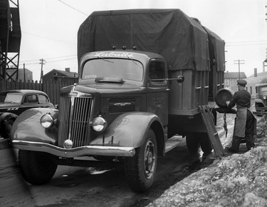 During prohibition, Labatt used unmarked and covered trucks like this one. (Courtesy: Brewed in the North: A History of Labatt's)