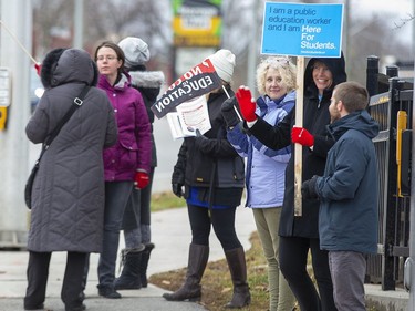 Educators held an information picket to inform people about issues affecting their contract negotiations with the provincial government at the corner of Commissioners Road and Beachwood Avenue in London, Ont. on Thursday November 28, 2019. Derek Ruttan/The London Free Press/Postmedia Network