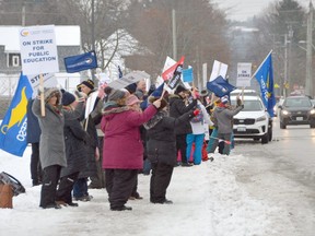 Ontario Secondary School Teachers' Federation members picket. (Postmedia Network file photo)