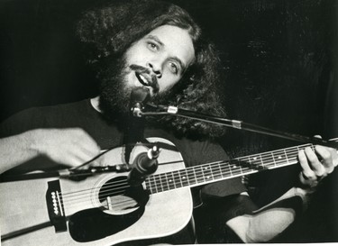 Dan Hill, folksinger performs at Alumni Hall, 1976. (London Free Press files)