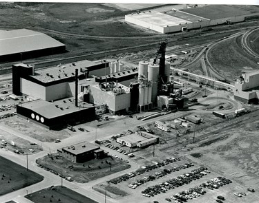 Aerial of Zymaise plant looking northwest, Greenacres Road at bottom left, 1981.  (London Free Press files)