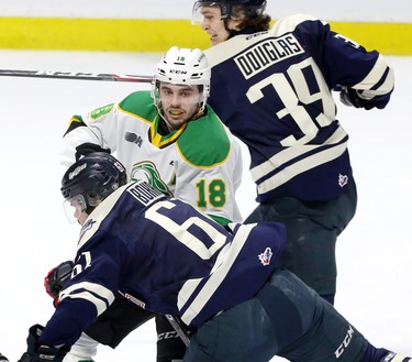 Windsor, Ontario. January 23, 2020.  London Knights Liam Foudy is sandwiched between Windsor Spitfires Luke Boka and Curtis Douglas, top, in OHL action from Windsor's WFCU Centre Thursday. (NICK BRANCACCIO/Windsor Star)