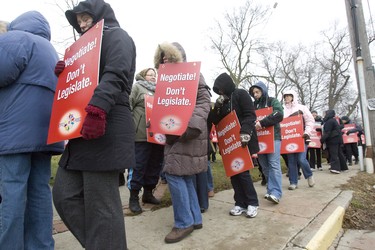 Teachers staging a one day strike in London, Ontario picket the Thames Valley Education Centre. (DEREK RUTTAN/ The London Free Press)