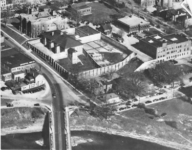 Aerial of London courthouse and Middlesex County Jail located on Ridout, 1954. (London Free Press files)