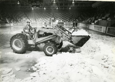Work crews remove the ice in London Gardens, 1990. (London Free Press files)