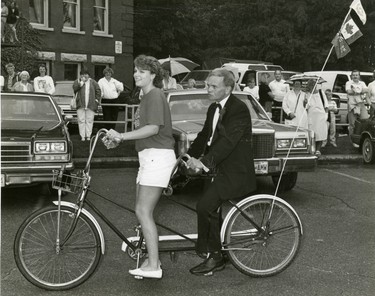 Ted Blowes, Stratford mayor arrives at the Stratford Festival by bicycle, 1987. (London Free Press files)