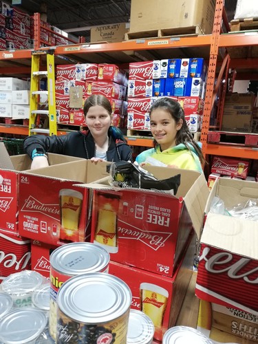In November Montessori Academy of London’s Grade 6 students stopped by the London Food Bank to deliver donations gathered during the school’s 1000 Acts of Kindness in October. It’s rewarding work that provides them with an opportunity to get involved in the community and gain a greater understanding of food insecurity in London.