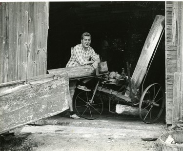 Artist/sculptor Ed Zelenak with one of his creations at the door to his Lake Erie fishing shack studio, 1964. (London Free Press files)